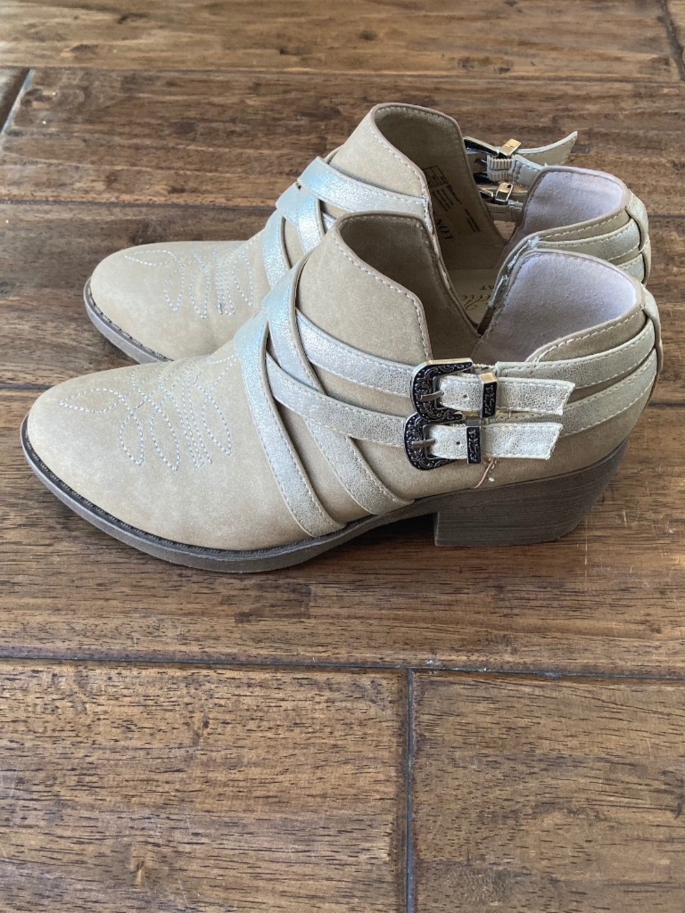Unbridled Ariat Sadie Tan Faux Leather Metallic Western Ankle Boots Buckle sz 6